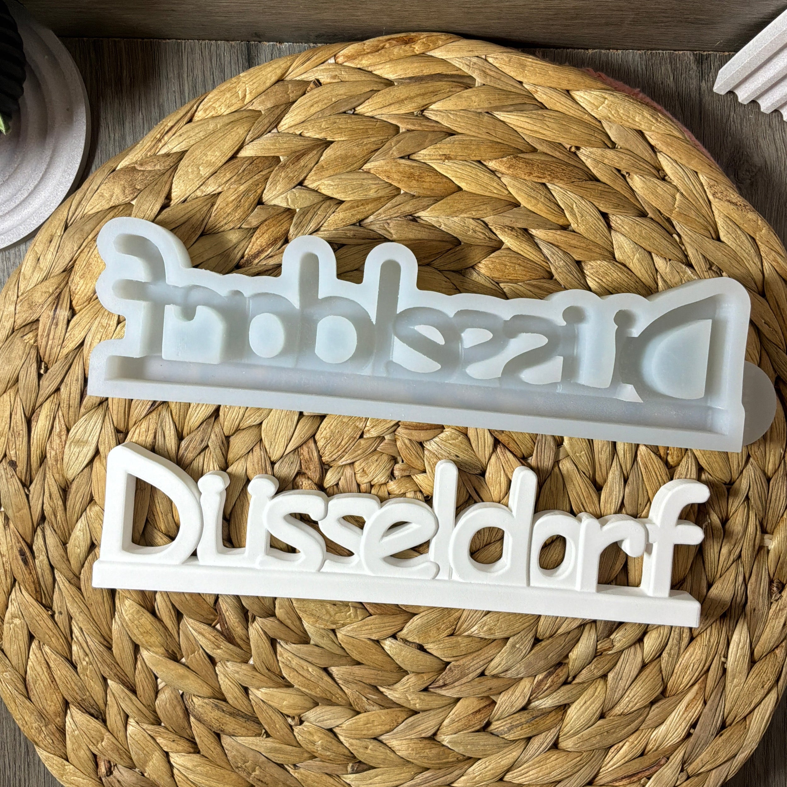 Silikonform Schriftzug Düsseldorf mit Standfuß für kreative Heimatdeko