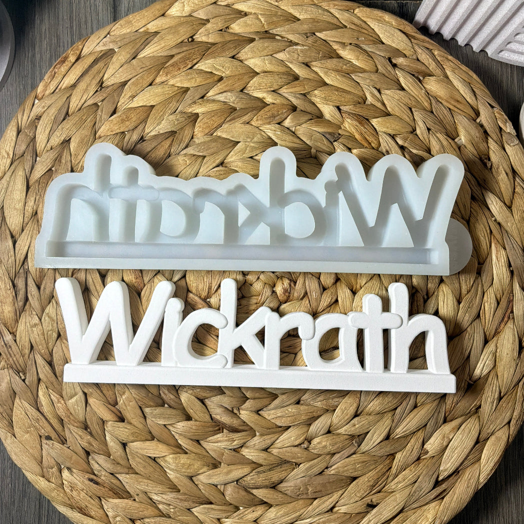 Silikonform Schriftzug Wickrath für Raysin, Beton, Gips, Keramikpulver, Wachs und Resin – moderne Gießform für DIY-Heimatdeko.