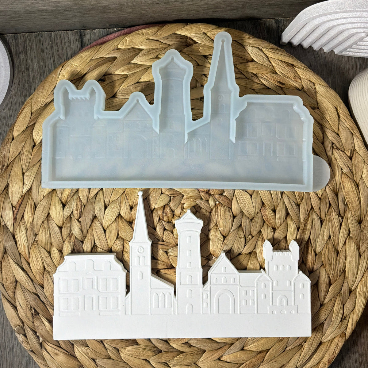 Silikonform für die Skyline von Grevenbroich mit detailreichem weißem Gießling