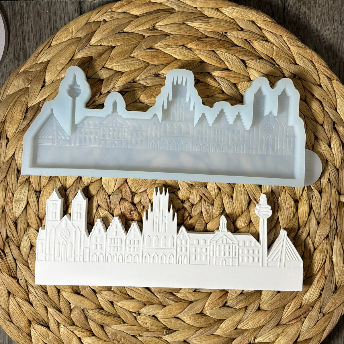 Silikonform für die Skyline von Münster mit weißem detailreichem Gießling