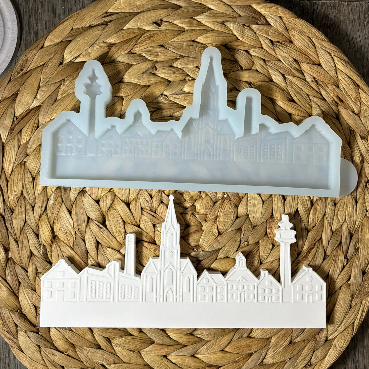 Silikonform für die Skyline von Schiefbahn mit weißem detailreichem Gießling