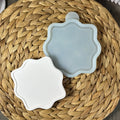 Silikonform für einen Untersetzer in Wellenform 12,8 × 12,8 cm mit weißem Gießling