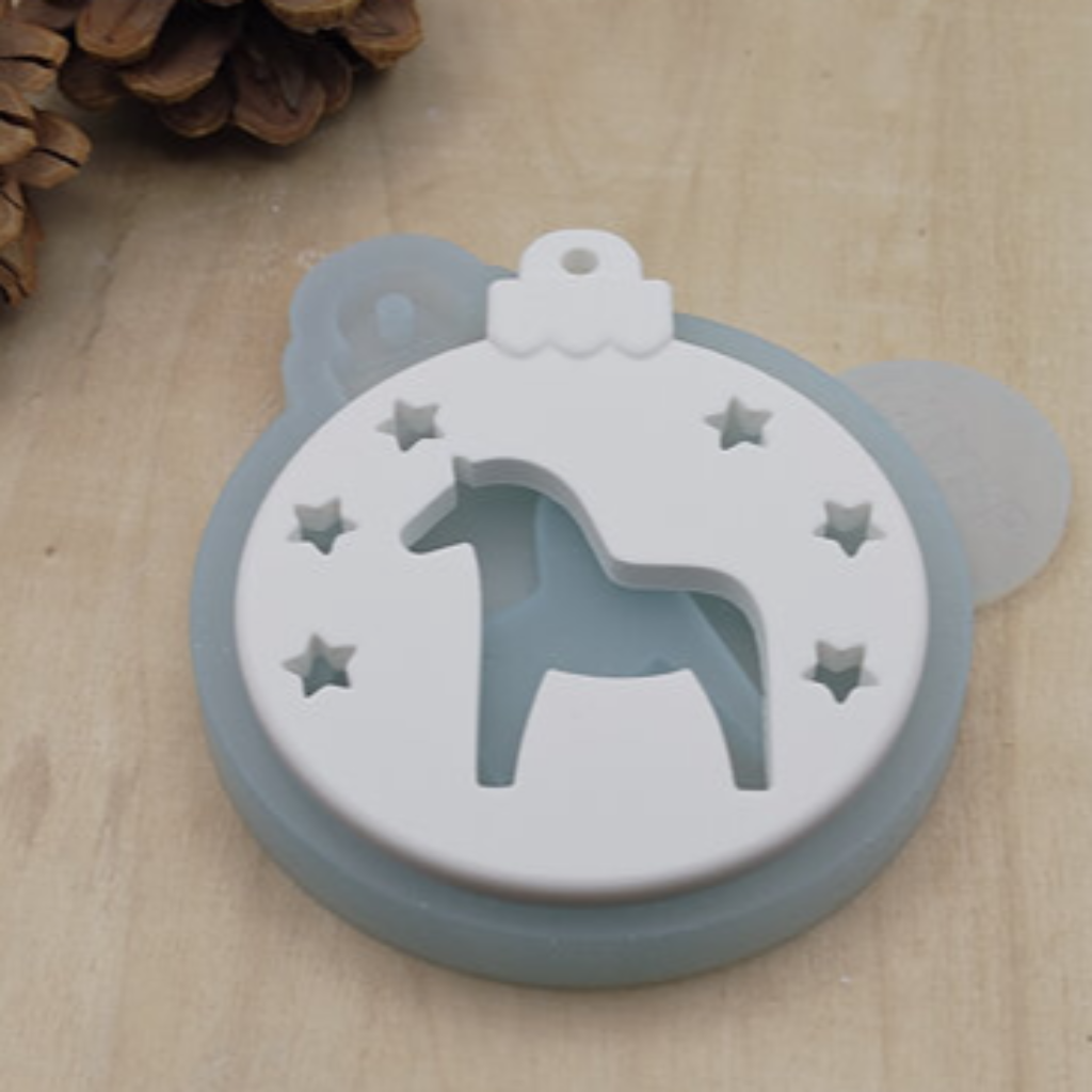 Silikonform Weihnachtskugel Dalapferd für Raysin, Beton, Gips und Keramikpulver – festliche Gießform mit Dalapferd Motiv für Weihnachtsdeko, Christbaumschmuck und skandinavische Winterdeko