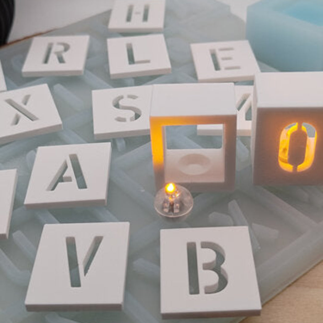 Detailansicht Silikonform Gießform Würfel Buchstaben ABC für DIY Projekte mit Beton Raysin Gips Keramikpulver und kreativer Buchstaben Deko Gestaltung