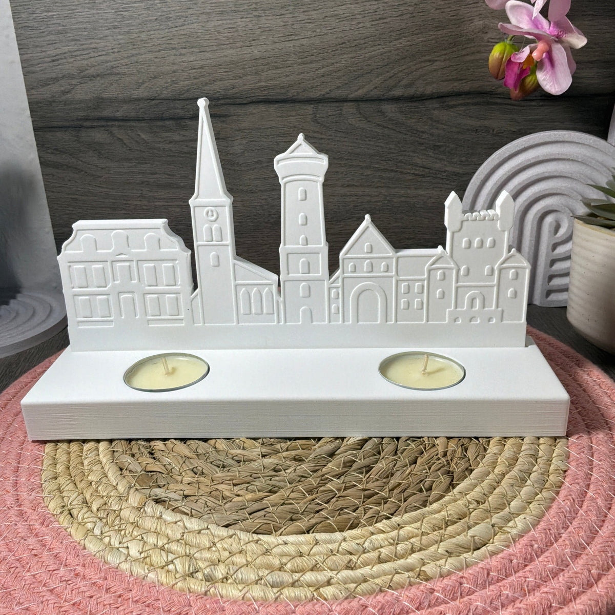 Weiße Grevenbroicher Skyline aus Gießmaterial neben der passenden Silikonform