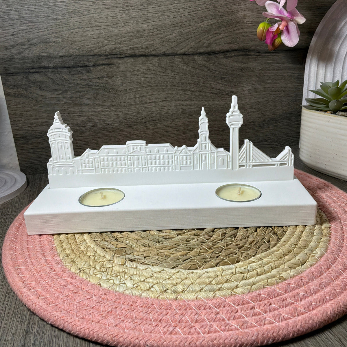 Weiße Mannheimer Skyline aus Raysin mit Türmen, historischen Gebäuden und Brücke
