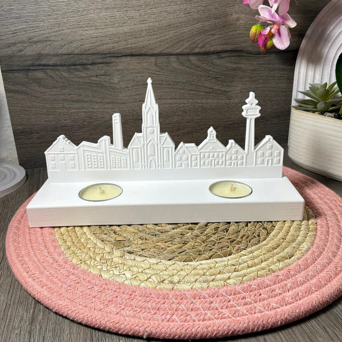 Weiße Schiefbahn-Skyline aus Raysin mit Kirche, Türmen und verschiedenen Gebäuden