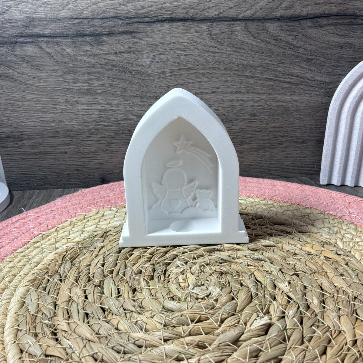Weiße Sternenkind-Kapelle ohne Kreuz mit Engel, Baby und Stern