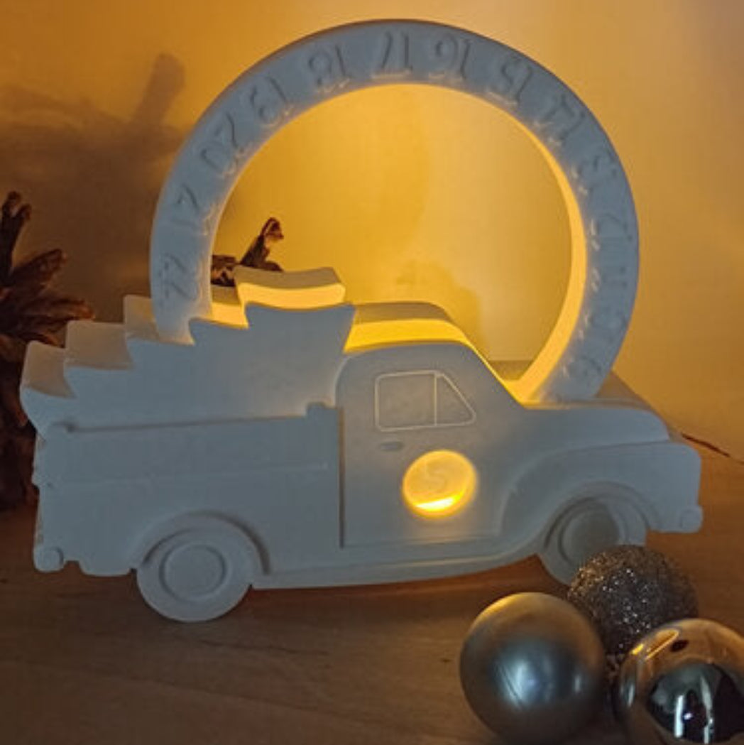 Weihnachts Countdown Auto aus Raysin als dekorativer Adventskalender für Weihnachtsdeko, Tischdeko und festliche Wohndekoration