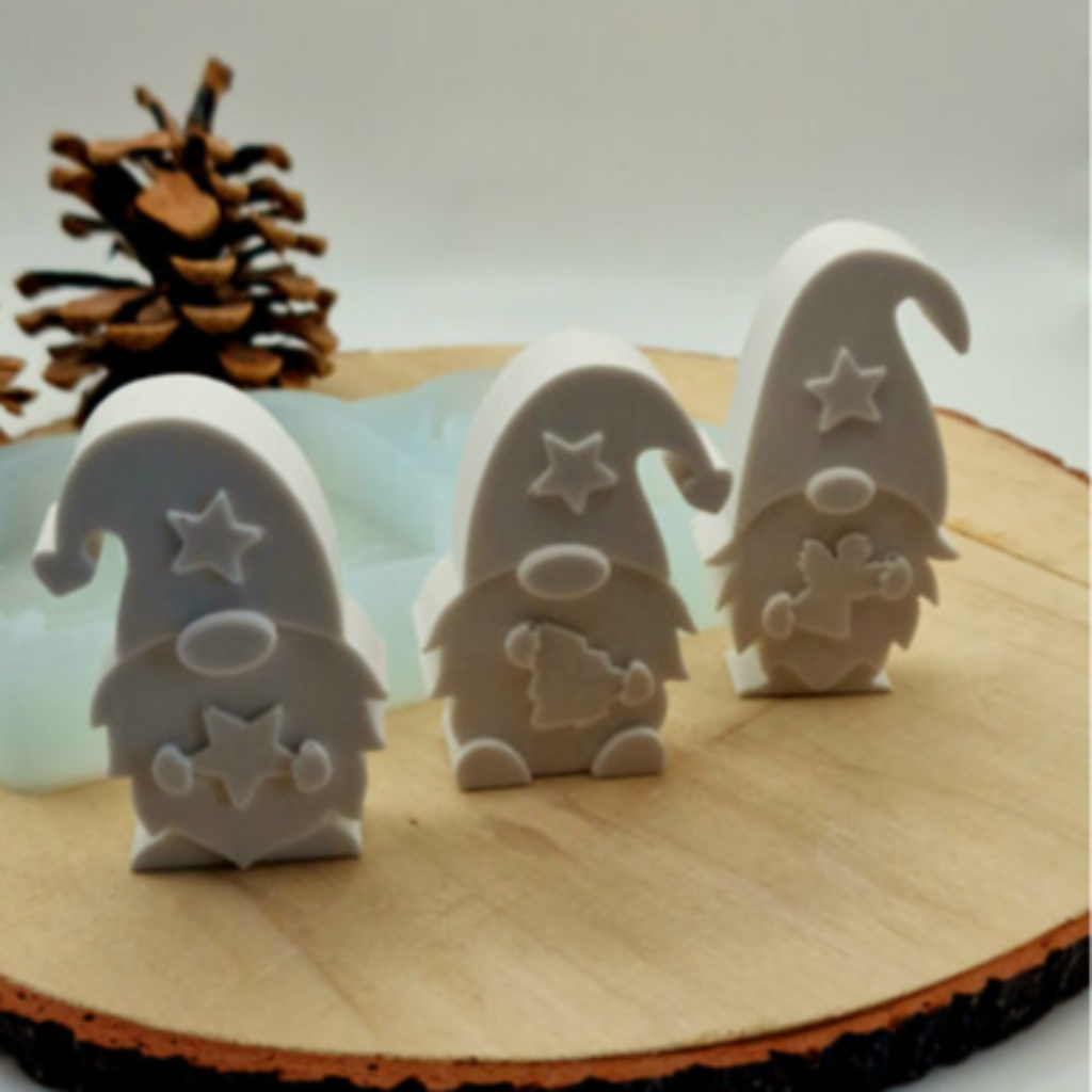 Gegossener Weihnachts Wichtel aus Raysin mit Silikonform Gießform als kreative DIY Weihnachts Dekoration und Geschenkidee für die Adventszeit