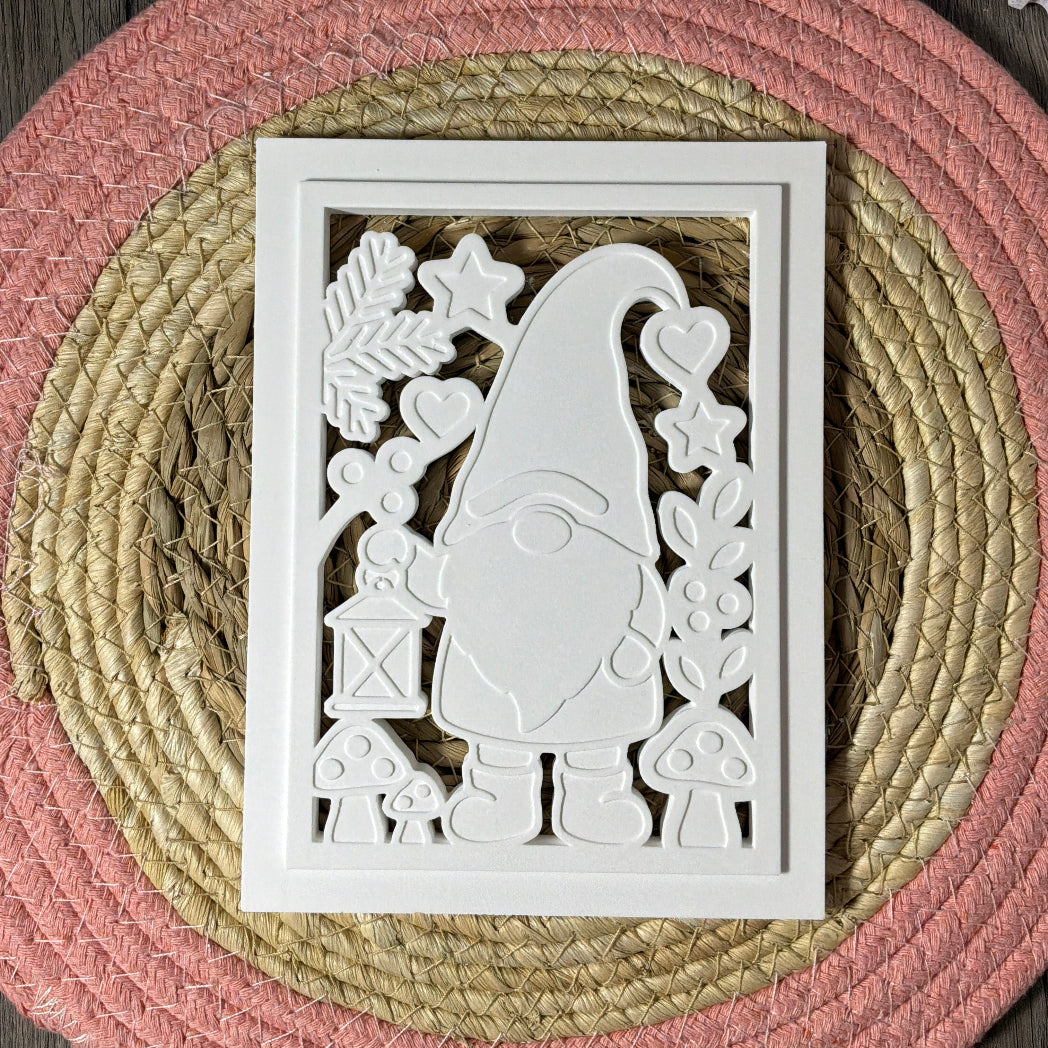 Selbst gegossene Laterne mit Wichtelmotiv aus einer Silikonform – ideal für gemütliche Winter- und Weihnachtsdekoration.